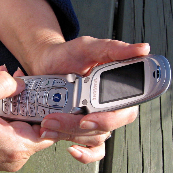Flip Phone Vs Smartphone. The Details and Guide.